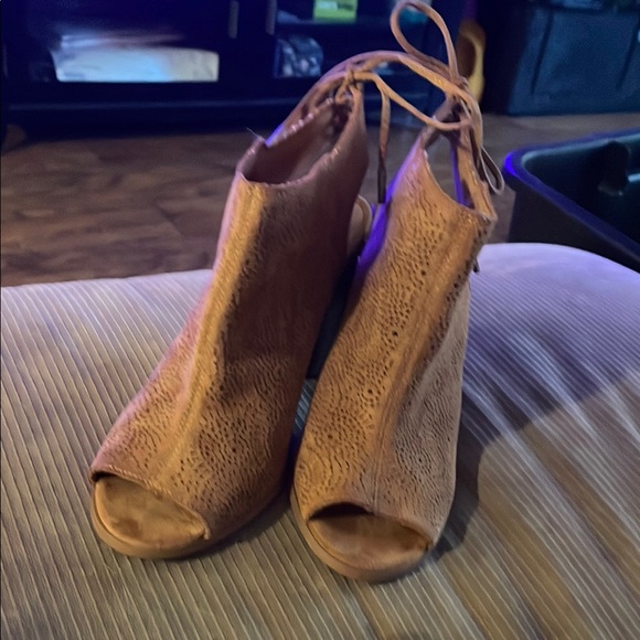 Women's Tan Peep-Toe Heeled Sandals - Picture 2 of 3